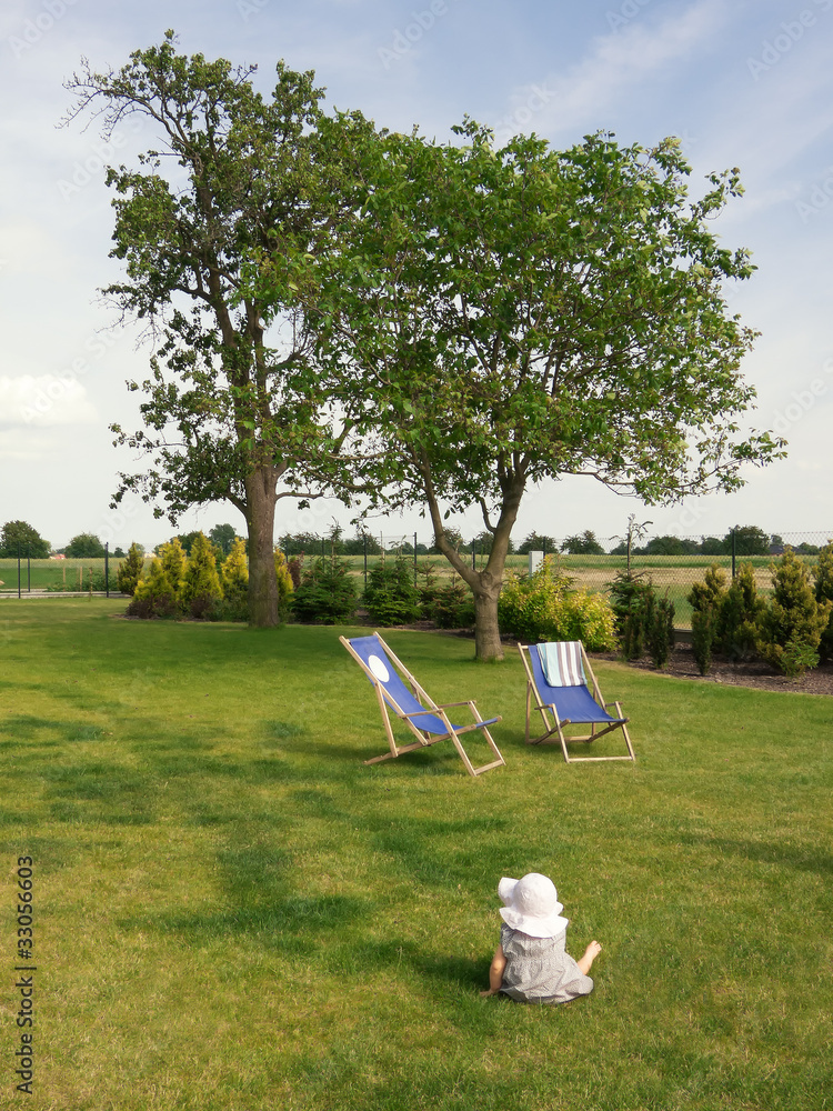 Obraz premium Dziecko w ogrodzie