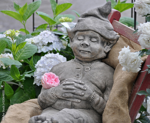 Schlafender Goblin in Gartenstuhl photo