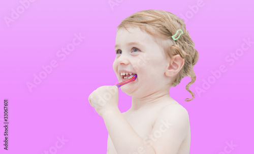 Bambina che si lava i denti photo