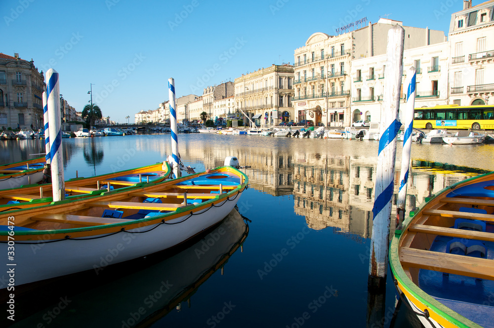 Canal royal et ses barques typiques à Sète dans l'Hérault en Occitanie, France