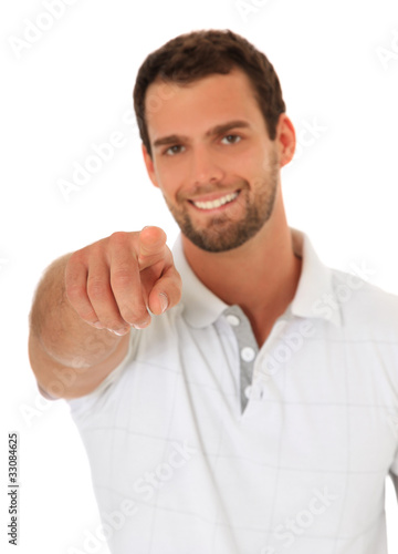 Attraktiver Mann zeigt lächelnd mit dem Finger
