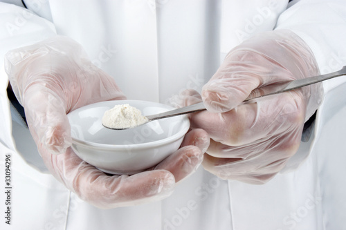 weisses Pulver wird im Lebensmittellabor untersucht