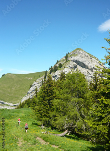 Randonneurs sous Le Grand Roc - Bauges (Alpes) photo