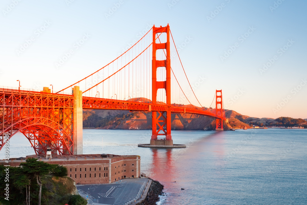 Obraz premium Most Golden Gate o wschodzie słońca