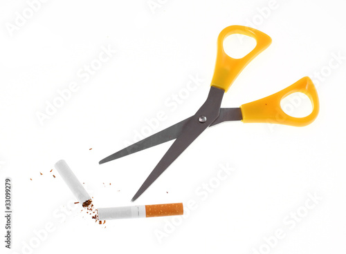Schere mit Zigarette / Aufhören zu rauchen