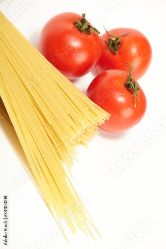 Raw spaghetti and fresh tomatoes