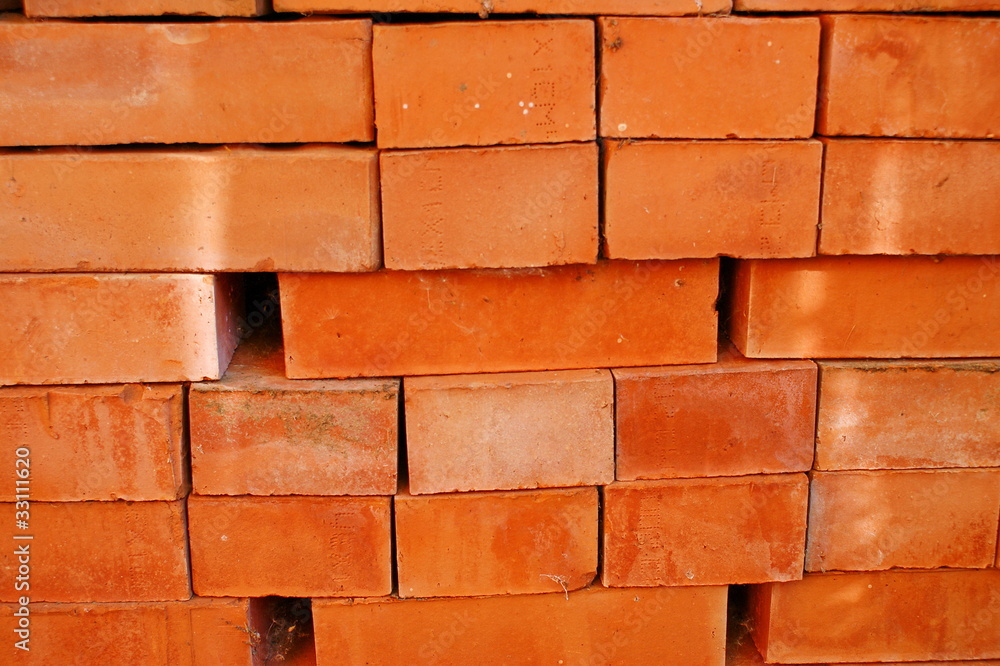 Obraz premium Красный кирпич сложен в стопку