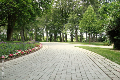 Gepflasterter Weg im Park
