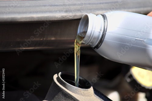 Rabbocco olio su furgone photo