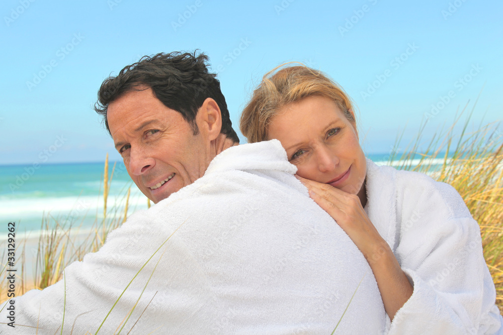 Obraz premium Couple on the dunes in towelling robes