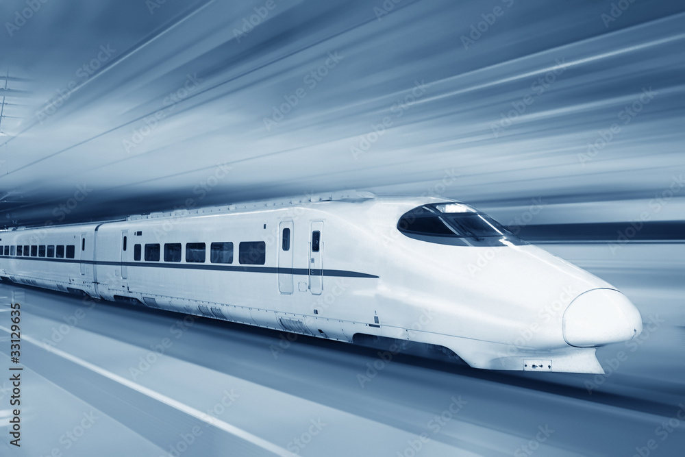 Obraz premium Szybki pociąg z rozmyciem ruchu.