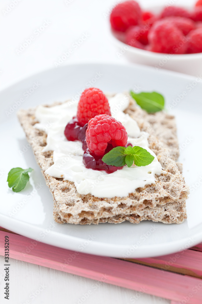 Knäckebrot mit Quark und Himbeeren Knäckebrot mit Quark und Himbeeren