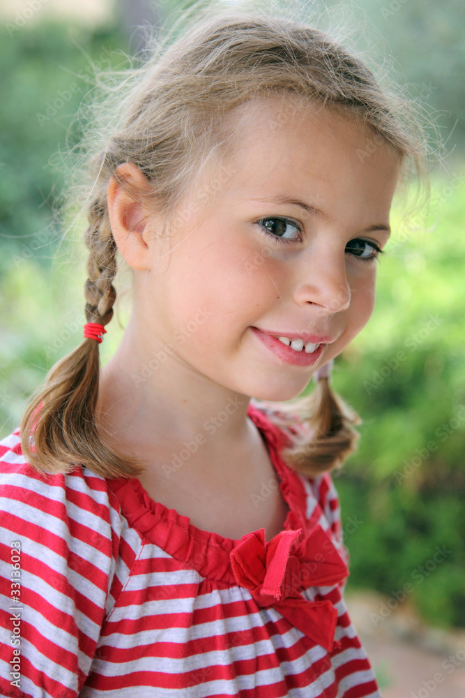 Tendre petit sourire en coin (Fillette 6-7 ans) Tendre petit sourire en coin (Fillette 6-7 ans)
