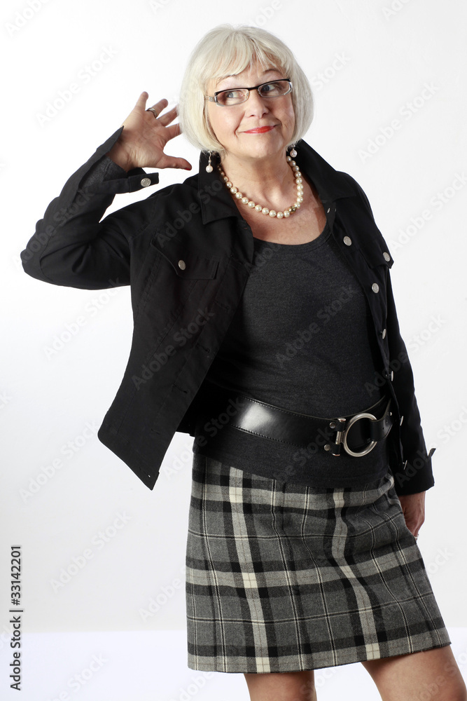 Frau 60+ hebt die rechte Hand Frau 60+ hebt die rechte Hand