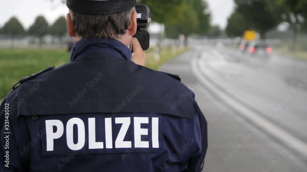 Polizei bei Geschwindigkeitskontrolle Polizei bei Geschwindigkeitskontrolle