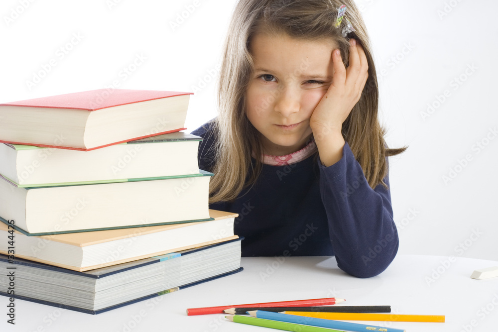 sechsjähriges Mädchen sitzt lustlos neben Büchern (mr) sechsjähriges Mädchen sitzt lustlos neben Büchern (mr)