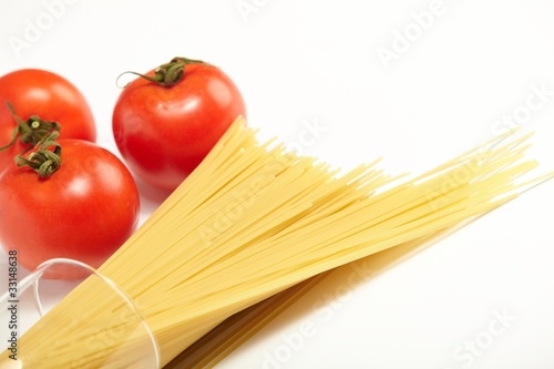 Raw spaghetti and fresh tomatoes