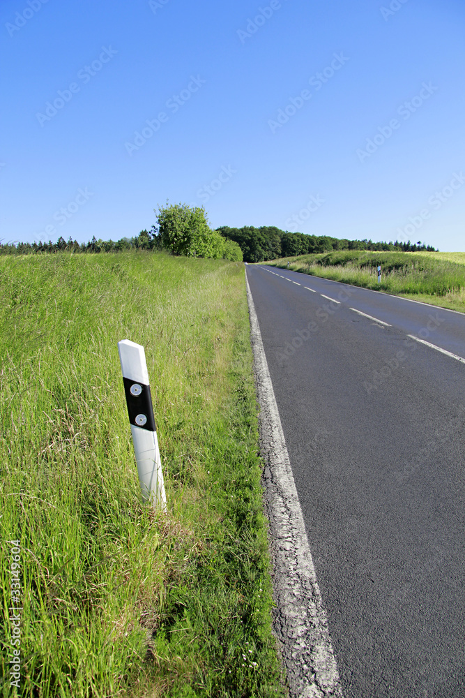 Lange Landstraße im Sommer StockFoto Adobe Stock