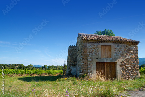 vielle cabane en pierres au milieu des champs