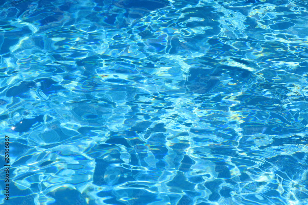 eau de piscine en plein été