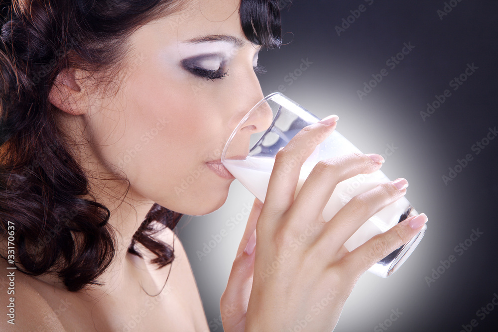 Model Gesicht fashion trinkt Milch Nahaufnahme Model Gesicht fashion trinkt Milch Nahaufnahme