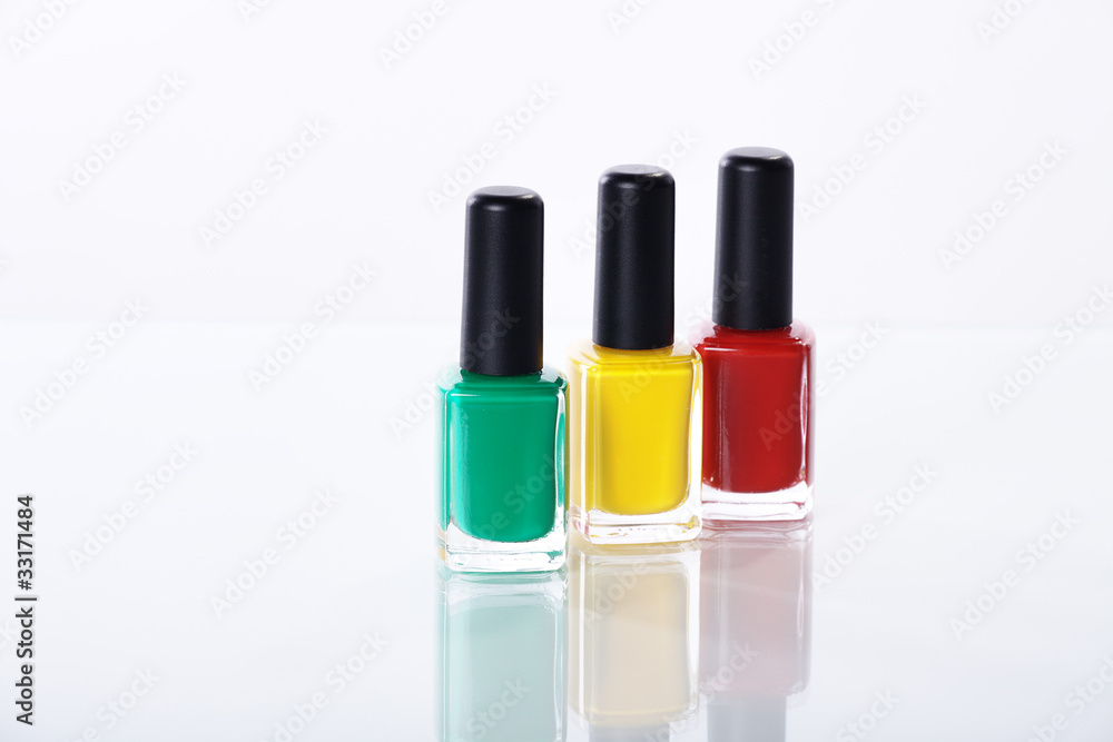 Nagellack in Reihe in rot gelb grün Nagellack in Reihe in rot gelb grün