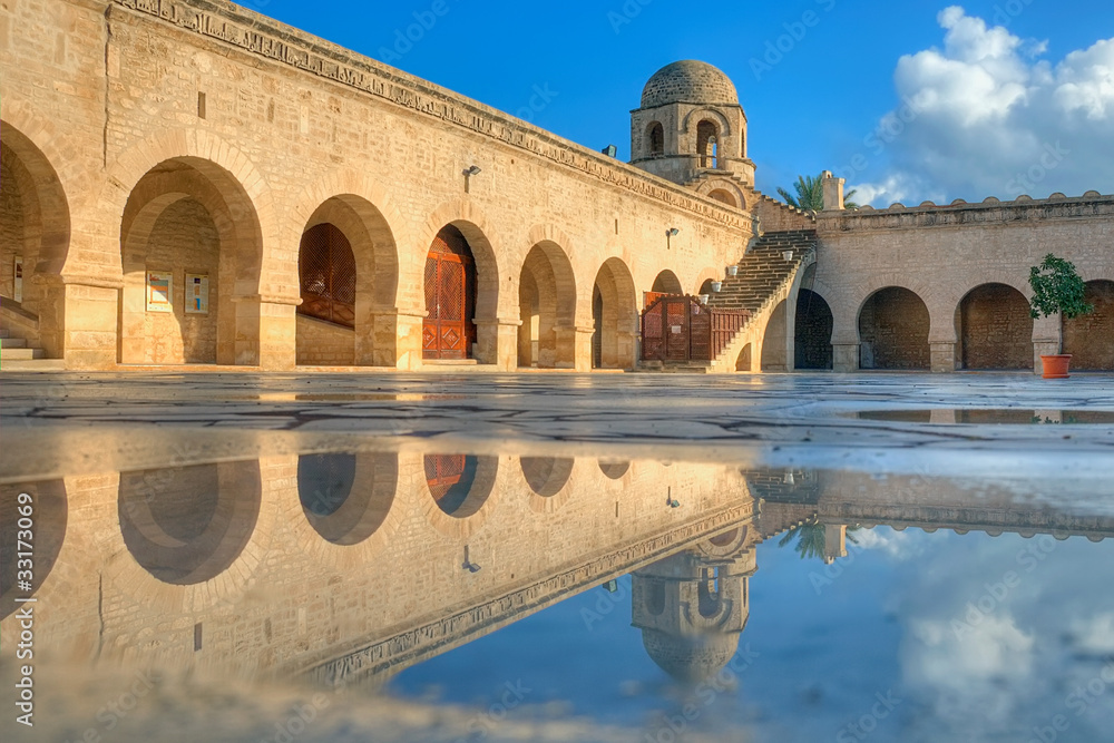 Naklejka premium Great Mosque in Sousse and its pool reflection