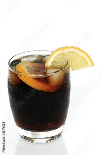 Bicchiere cola ghiaccio e limone