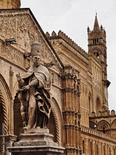 Statue devant le Palais des normands a Palerme