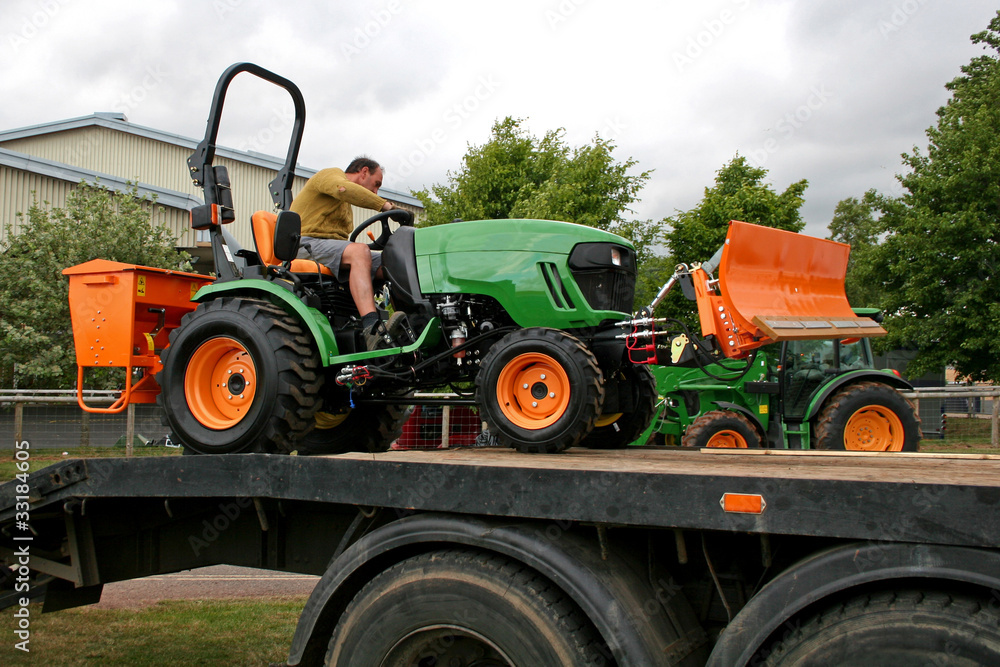 Obraz premium man driving tractor