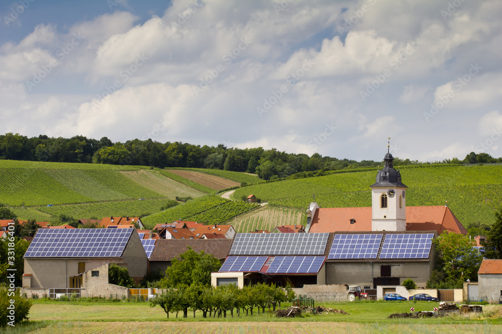 Solaranlagen auf den Dächern einer kleinen Ortschaft
