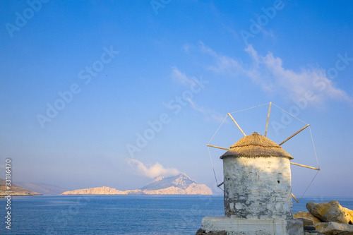 grèce; cyclades; amorgos : moulinr dans le port d' egiali