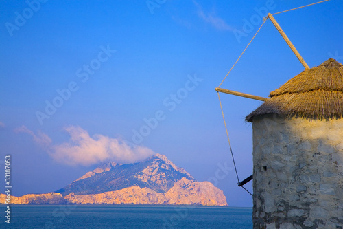 grèce; cyclades; amorgos : moulinr dans le port d' egiali