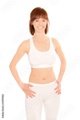 Junge sportliche Frau in weißer Sportbekleidung