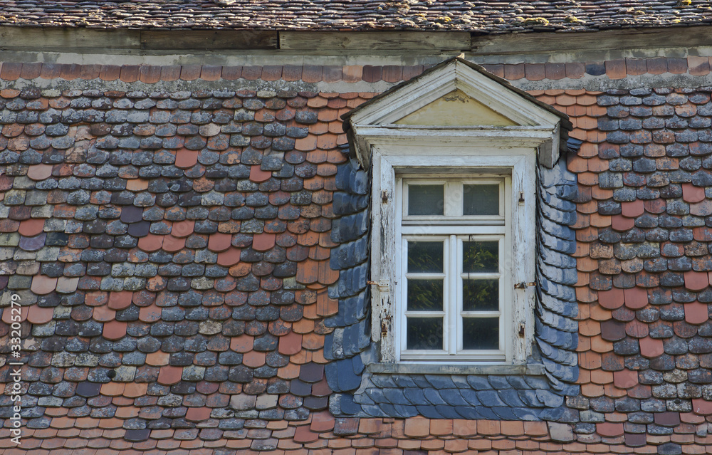 altes Haus-Dach mit Dachfenster 