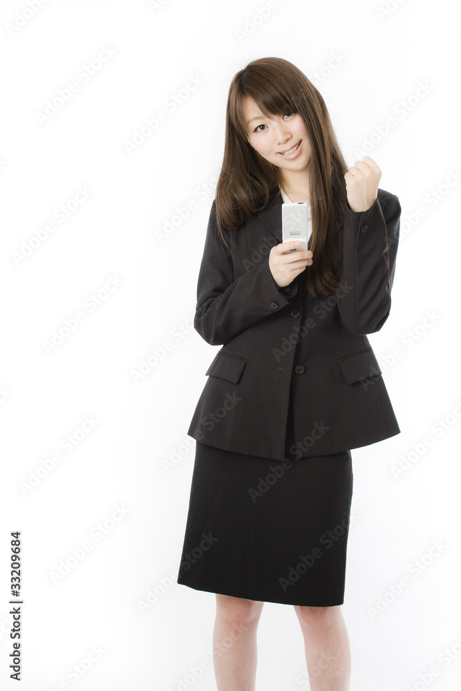 メールでガッツポーズの女性社員 メールでガッツポーズの女性社員