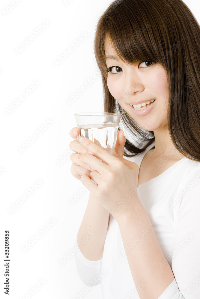 水を飲む女性 水を飲む女性