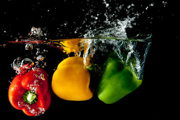 Deken met foto Opspattend water Red, Yellow, Green Pepper Splash  © akulamatiau