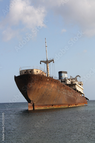 Old Wreck in the Port of Arrecife © Pixmax