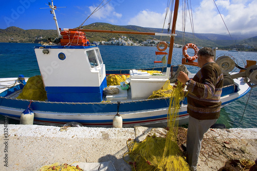 grèce; cyclades; amorgos : port de katapola, pêcheur