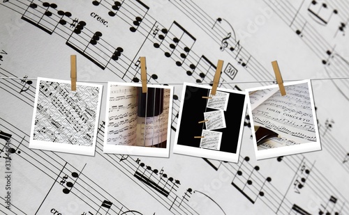 Polaroid musicali appese a mollette su partitura musicale