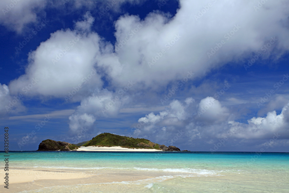 Fototapeta premium エメラルドグリーンの美しい海に浮かぶ小島