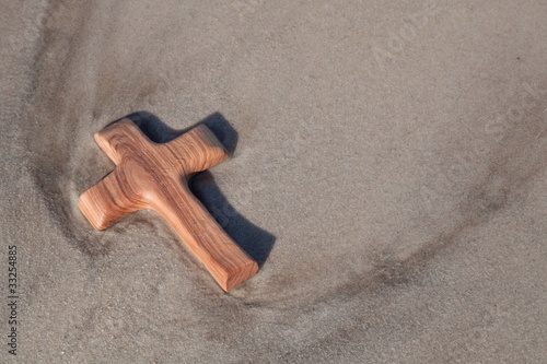 Holzkreuz am Meer photo