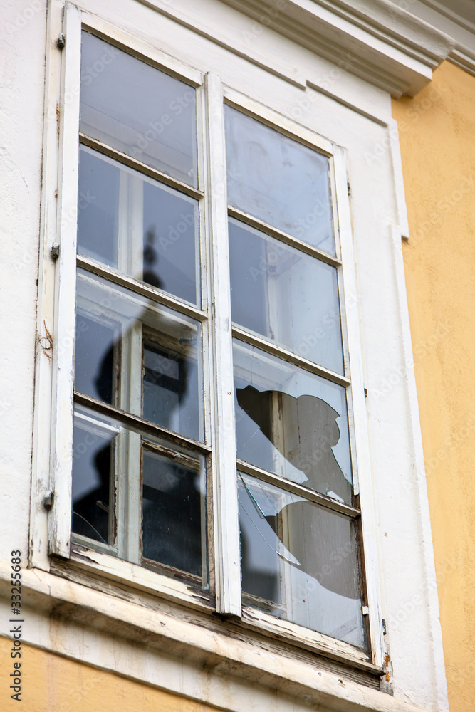 Fototapeta premium Kaputte Fensterscheibe