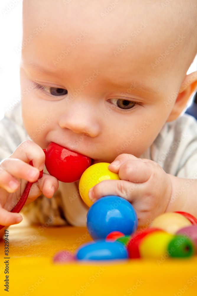Baby nuckelt an Spielzeugkette Stock Photo Adobe Stock