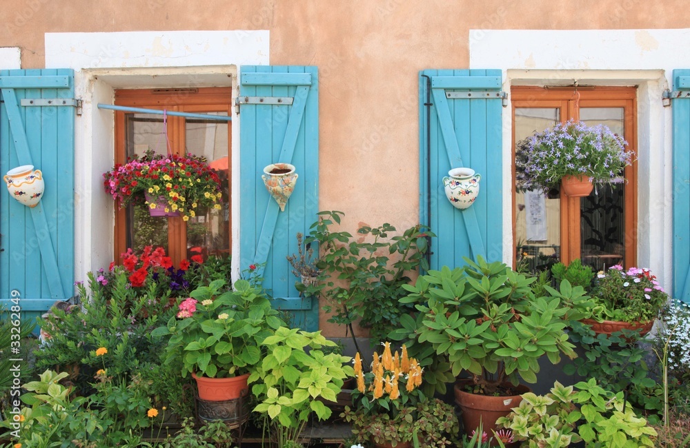 Blumenfenster in der Provence