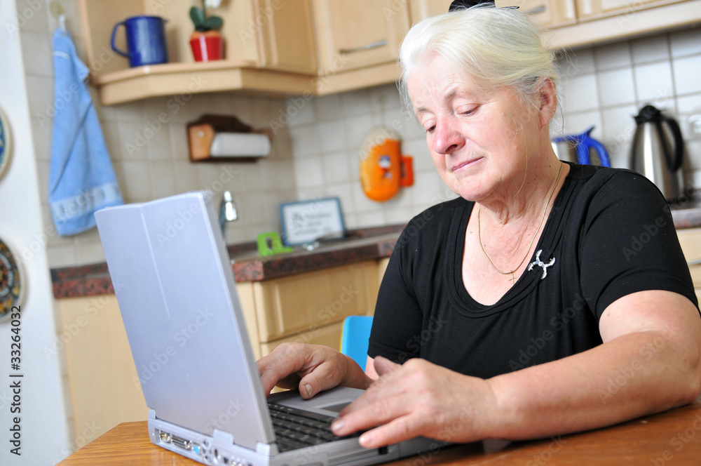 Seniorin mit Laptop Seniorin mit Laptop