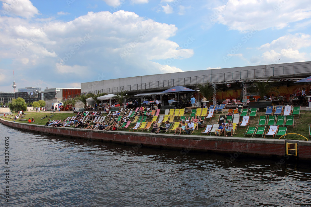 Obraz premium Buntes Leben in der Hauptstadt Berlin