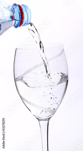 Glas mit Wasserflasche