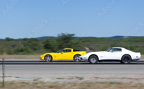 Race between two sportcars in a straight line © g0b